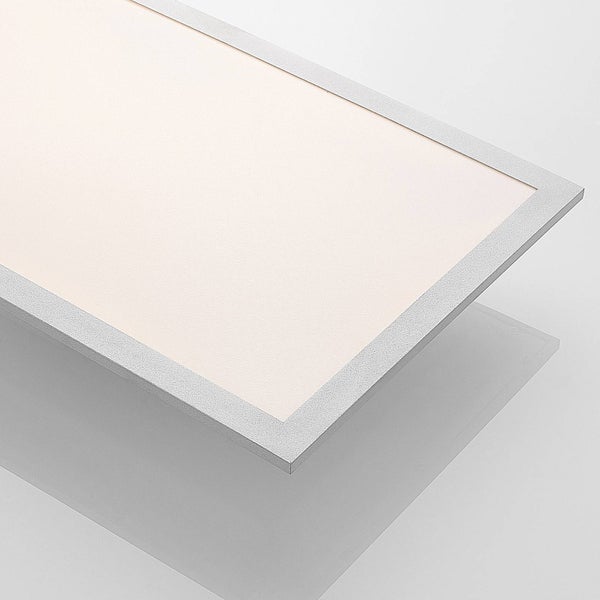 Flaches LED-Panel mit schmalem silberfarbenem Rahmen und weißer Leuchtfläche.