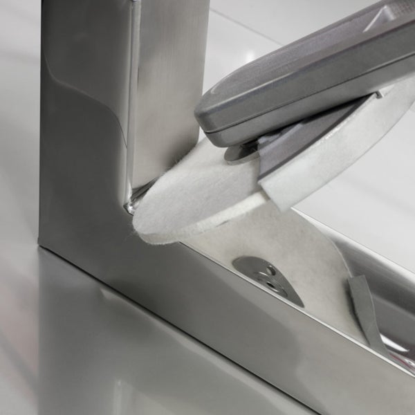 Detailaufnahme eines Edelstahl-Metallelements mit einem runden, weißen Filzgleiter zum Schutz von Oberflächen.