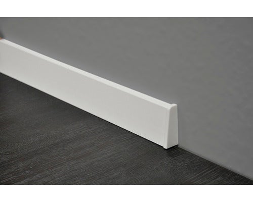 Weiße Sockelleiste an einer Wand montiert