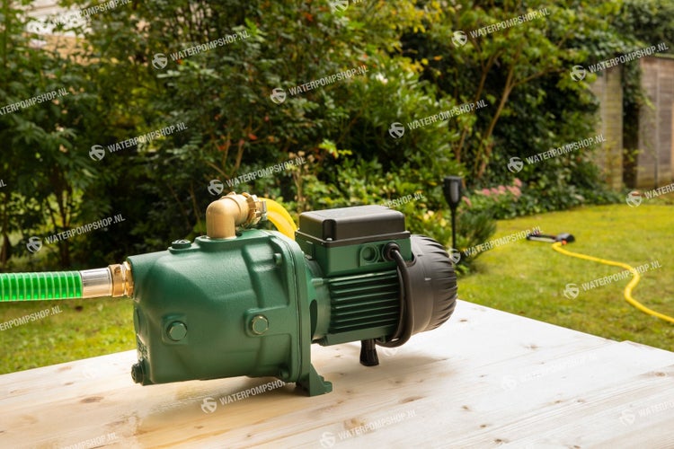 Gartenpumpe auf einem Holztisch im Freien