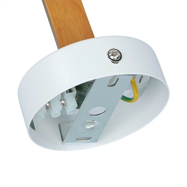 Detailansicht der Deckenhalterung einer Lampe mit Schrauben und Anschlussklemmen