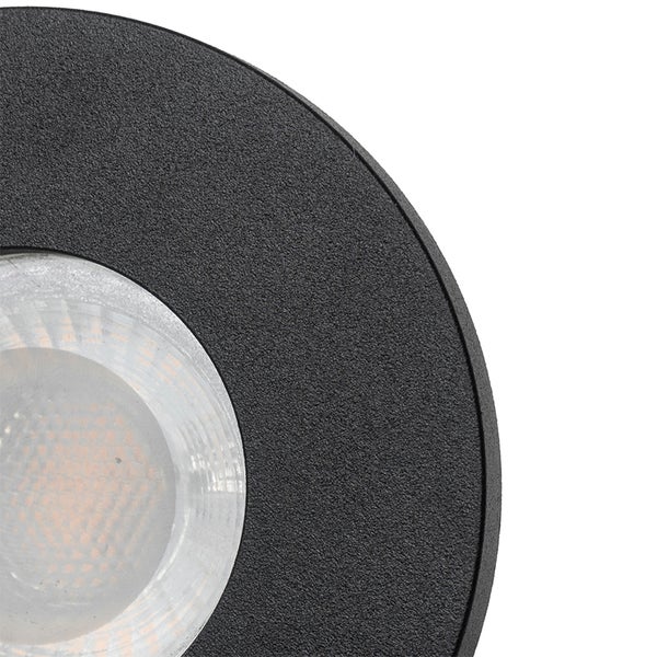 Nahaufnahme eines runden LED-Außenstrahlers mit strukturierter Oberfläche und klarer Linse.