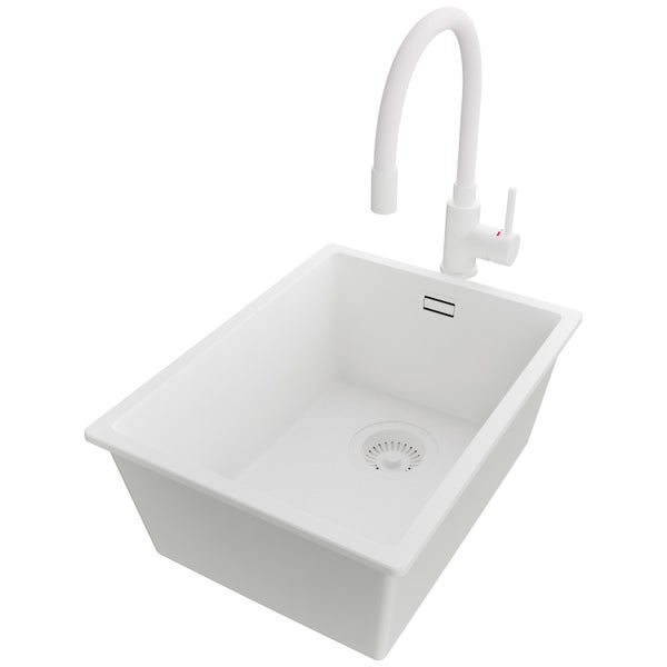 Weiße Spüle mit Wasserhahn