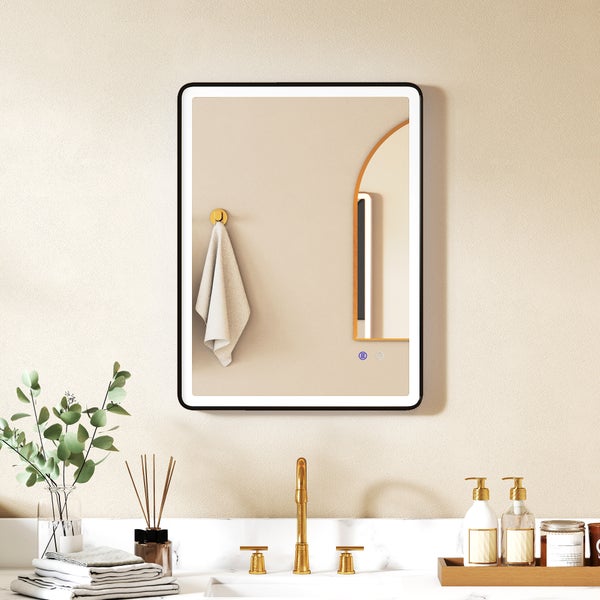 Rechteckiger Badezimmerspiegel mit schwarzem Rahmen, LED-Beleuchtung und Touch-Sensoren über einem Waschtisch mit goldenen Armaturen.