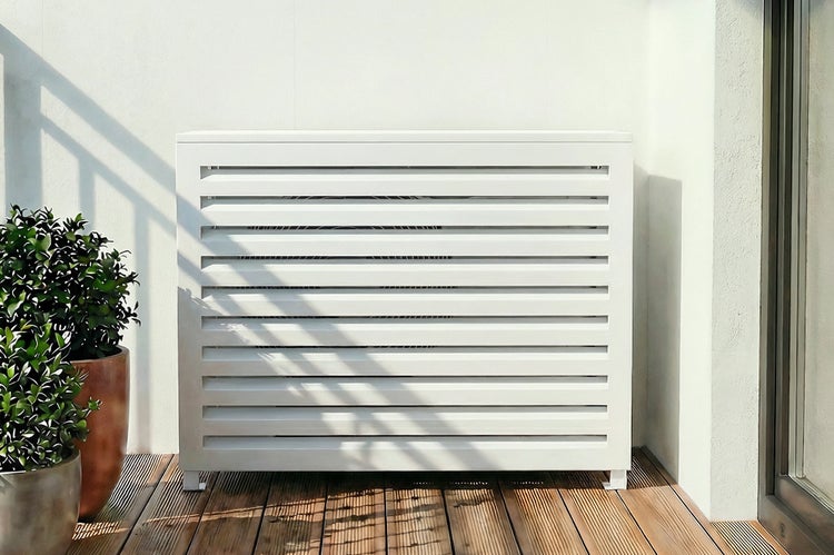 Abdeckung für Klimaanlage auf einem Balkon mit Holzboden