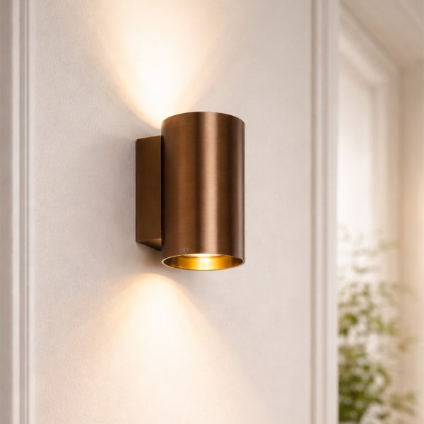 Zylindrische Wandleuchte aus Metall, die Licht nach oben und unten abstrahlt