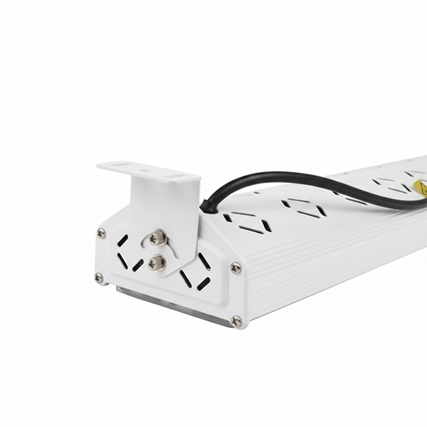 LED-Pflanzenlampe mit weißem Gehäuse, Montagehalterung und schwarzem Kabel.