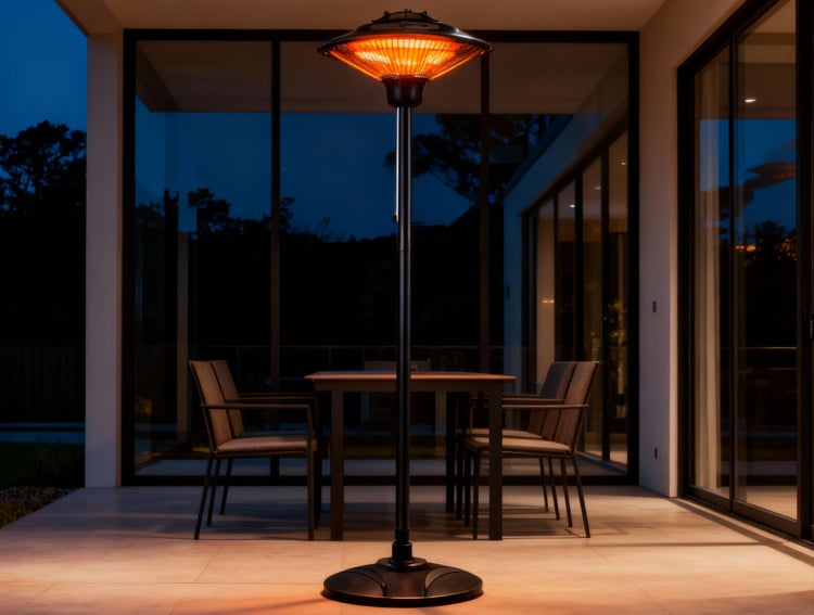 Terrassenszene mit Infrarot Heizstrahler, Tisch und Stühlen im Außenbereich