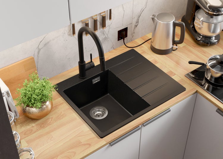 Küchenspüle mit Abtropffläche und Armatur auf einer Arbeitsplatte