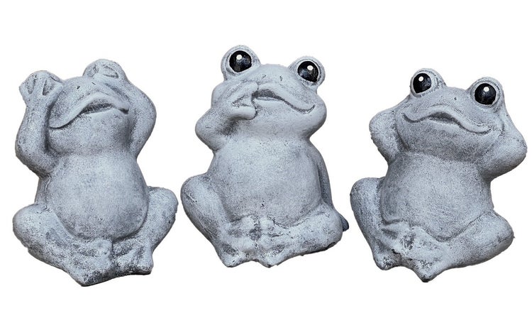 Drei sitzende Froschfiguren als Gartendeko aus Stein in der Pose der drei Affen.