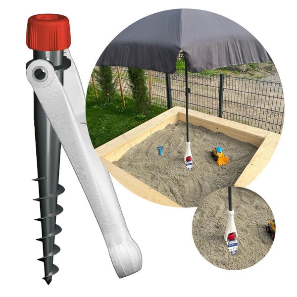 Bodendübel für Sonnenschirme mit klappbarer Eindrehhilfe, im Einsatz in einem Sandkasten zur Befestigung eines grauen Sonnenschirms.