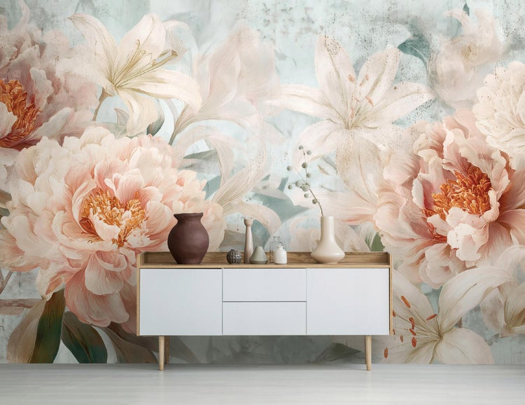 Wandbild mit Blumenmuster hinter einem weißen Sideboard mit Dekoration