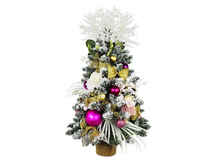 Künstlicher Weihnachtsbaum mit Schneeoptik, dekoriert mit Weihnachtskugeln, Schleifen und Figuren, in einem Jutesack stehend.