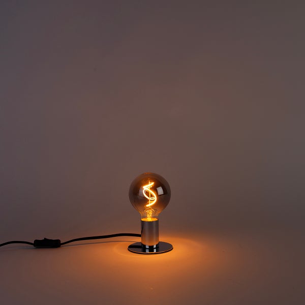 Tischleuchte mit LED-Filament-Glühbirne in Globusform, Spiral-Filament und verchromtem Metallsockel inklusive Schnurschalter.