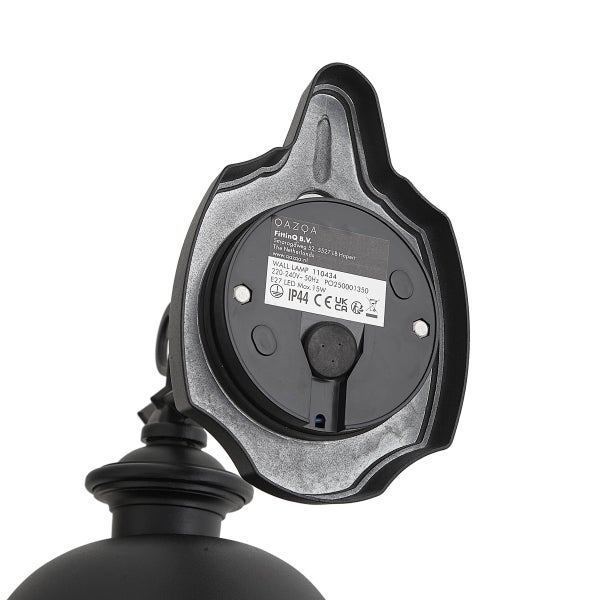 Rückansicht einer schwarzen Wandleuchte mit QAZQA Logo, technischem Typenschild, IP44 Spritzwasserschutz und CE Kennzeichnung.