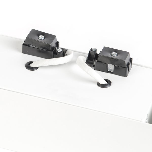 Zwei schwarze Kunststoff-Kabelanschlüsse auf einer weißen Oberfläche mit weißen Kabeln.