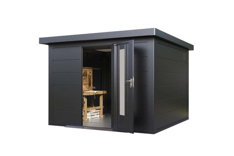 Modernes Metall-Gartenhaus in Anthrazit mit Flachdach, einer geöffneten Tür mit Sichtfenster und einer Werkbank im Innenraum.