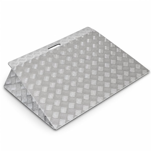 Eine metallene Schwellenrampe mit rutschfestem Riffelblechprofil und integriertem Tragegriff für den Innen und Außenbereich.