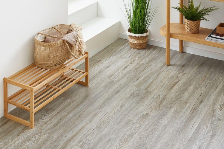 Vinylboden in Eichenoptik mit Holzstruktur in einem hellen Raum mit Holzmöbeln und Korbwaren.