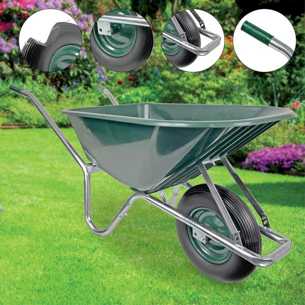 Grüne Schubkarre mit Stahlrahmen im Garten