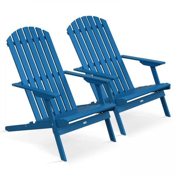 Zwei blaue Adirondack-Gartenstühle aus Holz mit Lattenrückenlehne und breiten Armlehnen.