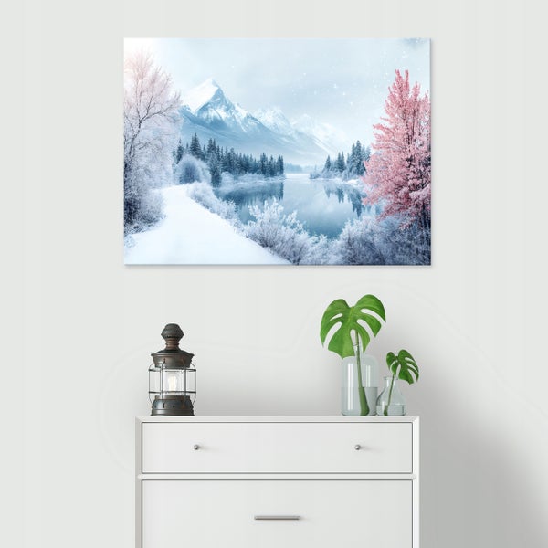 Wandbild mit Winterlandschaft über weißer Kommode mit Dekoration