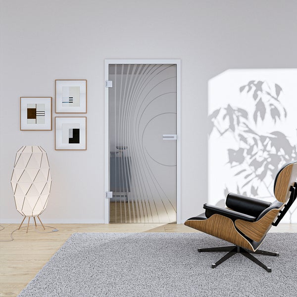 Moderne Ganzglastür mit geschwungenem Liniendesign in einem hellen Wohnraum mit Sessel, Stehlampe und grauem Teppich.