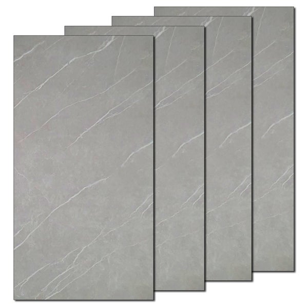 Vier graue Wandfliesen mit Marmoroptik