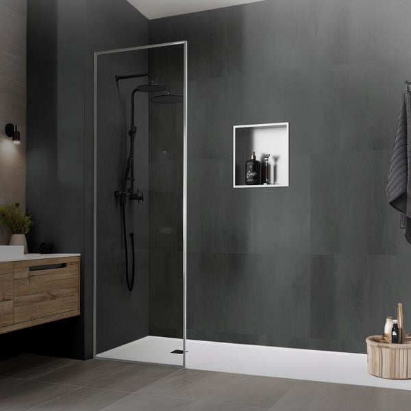 Moderne begehbare Dusche mit dunklen Fliesen, Glaswand, Duschsystem und Wandnische in einem stilvoll eingerichteten Badezimmer.