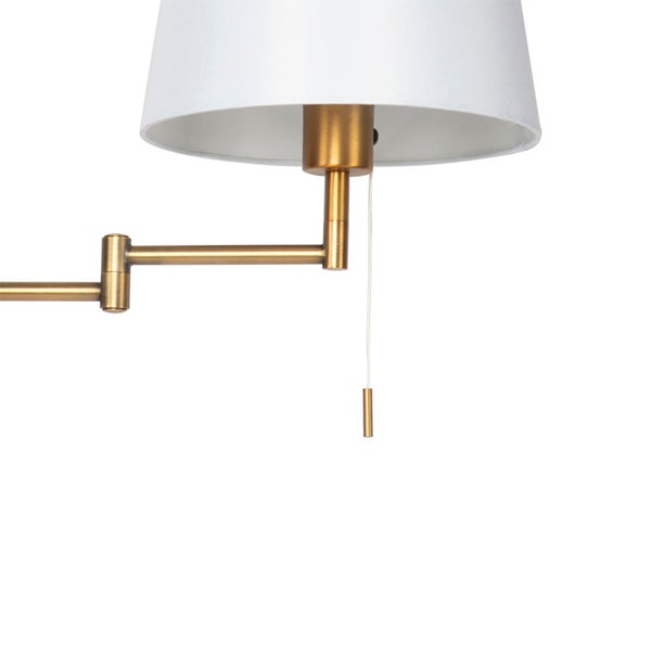 Wandleuchte mit verstellbarem Messing-Gelenkarm, weißem Schirm und Zugschalter.