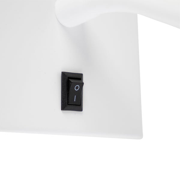 Detailansicht eines schwarzen Schalters an einer weißen Lampe