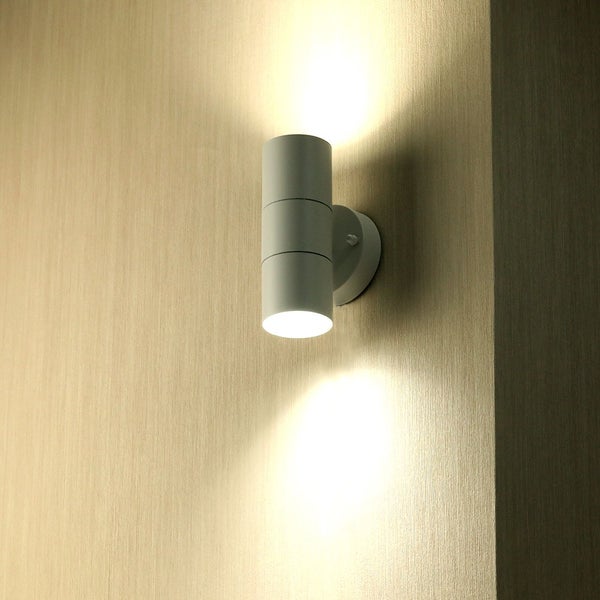 Wandleuchte mit zwei Lichtquellen an einer Wand montiert