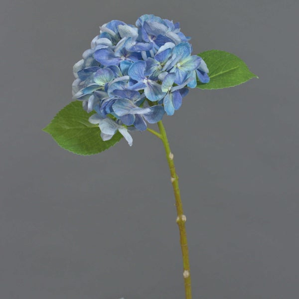 Künstliche Hortensie als Stielblume mit blauen Blüten und grünen Blättern.