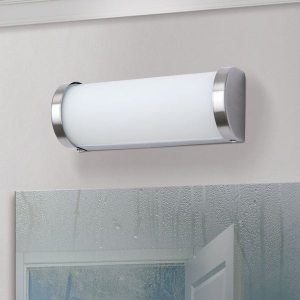 Moderne Spiegelleuchte mit zylindrischem Glaskörper und Halterungen aus gebürstetem Metall für Badezimmer.
