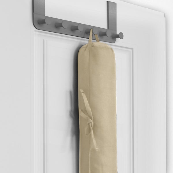 Türgarderobe mit Stofftasche an einer weißen Tür