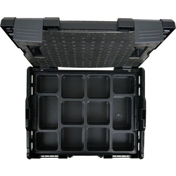 Mann verwendet ein Gerät zur Unkrautbekämpfung auf einer Steintreppe vor einem Haus.