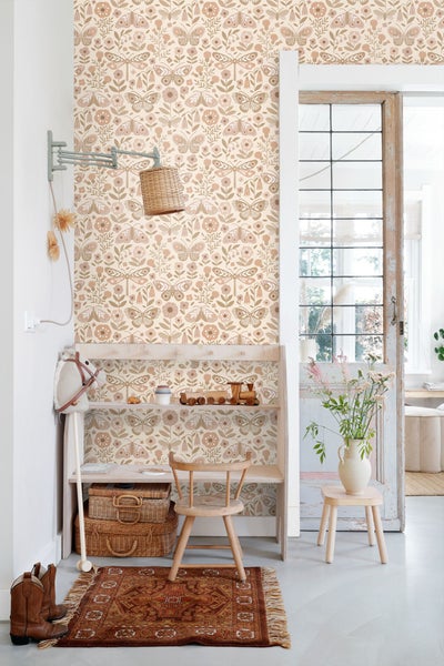 Dekorativer Raum mit floraler Tapete, Holzregal und Vintage Akzenten