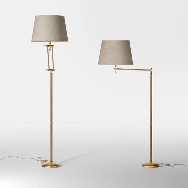 Zwei Stehlampen aus Metall mit Stoffschirm und verstellbarem Lampenarm in verschiedenen Positionen.