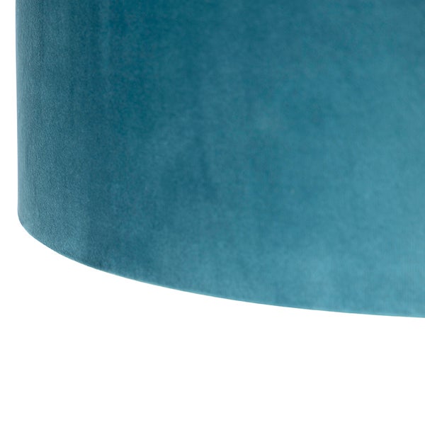 Nahaufnahme eines petrolfarbenen Lampenschirms aus Samt.