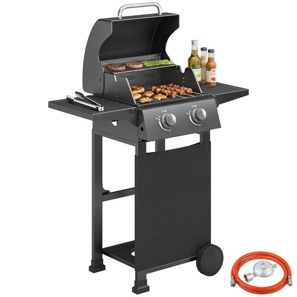 Schwarzer Gasgrill mit zwei Brennern, zwei Seitenablagen, Grillwagen mit zwei Rollen, inklusive Gasschlauch und Druckregler.
