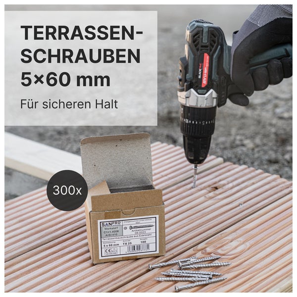 Terrassenschrauben 5 mal 60 Millimeter aus Edelstahl werden mit einem Akkuschrauber in Holzdielen verschraubt.
