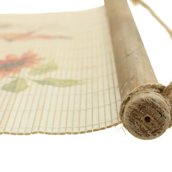 Dekorative Papierrolle mit Blumenmuster und Holzaufhängung