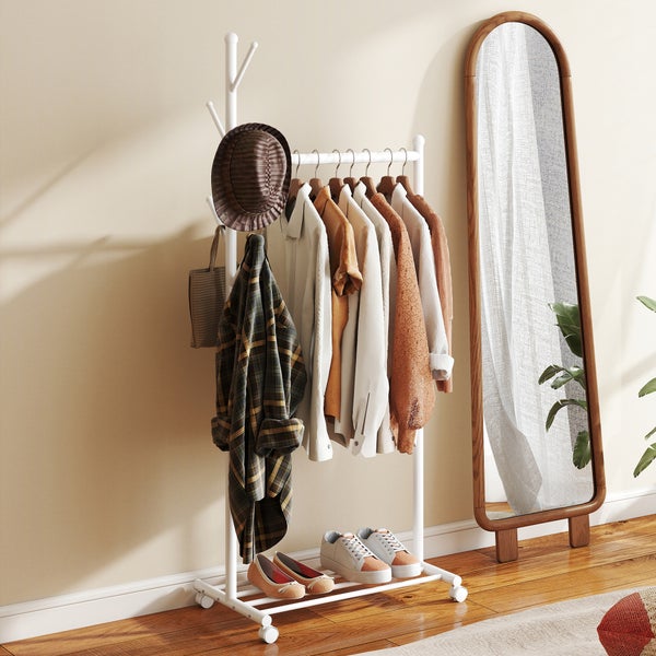 Verschiedene Raumansichten mit Kleiderständer, Kleidung und Schuhen