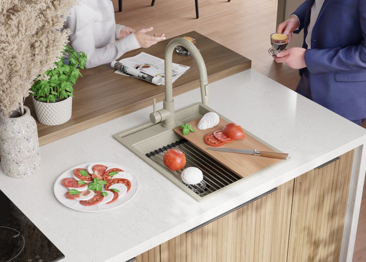 Küchenszene mit Spüle, Armatur, Schneidebrett, Tomaten, Mozzarella und Basilikum