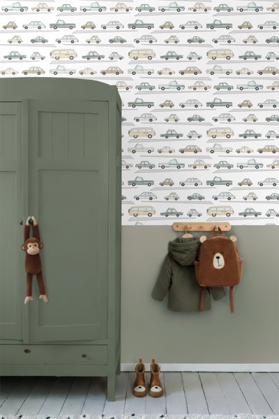 Vliestapete mit verschiedenen Oldtimer Motiven wie Autos und Bussen in einem Kinderzimmer neben einem Kleiderschrank und einer Garderobe.