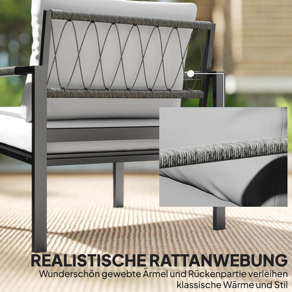 Gartenstuhl mit realistischer Rattan-Webung an Rückenlehne und Armlehnen, Metallgestell und Polsterauflagen.