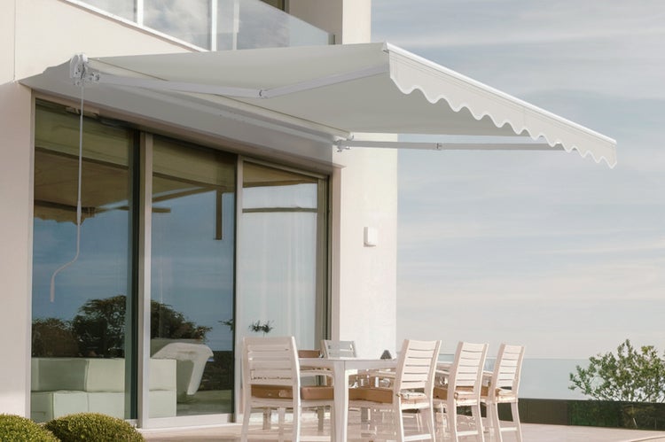 Ausgestattete Terrasse mit Markise, Tisch und Stühlen