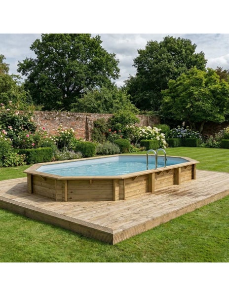Gartenansicht mit einem Holzpool auf einer Holzterrasse und einer Leiter