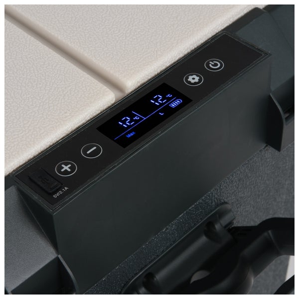 Digitales Bedienfeld einer Kühlbox mit Temperaturanzeige 12 Grad Celsius, Batteriestatus und USB-Anschluss.