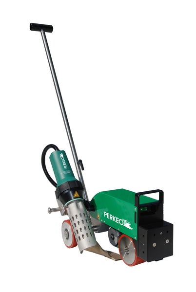Grüner Heißluft-Schweißautomat mit Führungsstange, Rollen, Schweißdüse, Warnsymbol für heiße Oberflächen und Perkeo Logo.